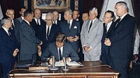Le président Kennedy signe le traité d'interdiction des essais aériens.